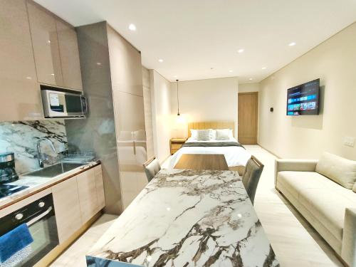 Kuchyň nebo kuchyňský kout v ubytování New Coliving Ecuador Luxury Residences