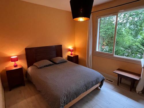 Ένα ή περισσότερα κρεβάτια σε δωμάτιο στο Maison vacances Biarritz sud - plages à pied