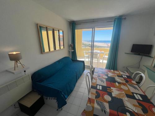 une chambre avec un lit et une fenêtre avec vue dans l'établissement SAVANNA BEACH I Agréable T2 avec belle vue mer piscine Rochelongue Cap d'Agde, au Cap d'Agde