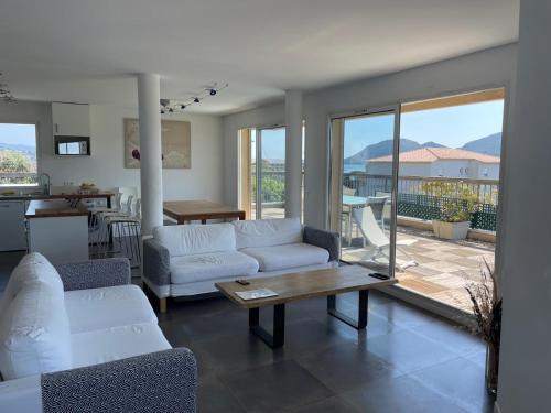 un salon avec un canapé et une table dans l'établissement Appartement Terrasse dernier étage LES TERRASSES DE VIGNOLA, à Porto-Vecchio