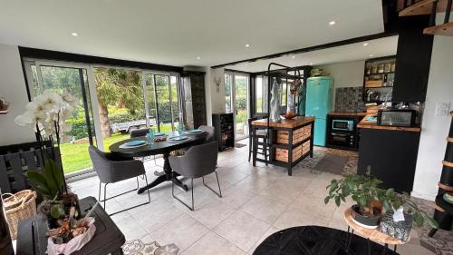 une cuisine et une salle à manger avec une table et des chaises dans l'établissement La Longère Rêve Normand Honfleur - Parking Privé - Entièrement Refait, à La Rivière-Saint-Sauveur