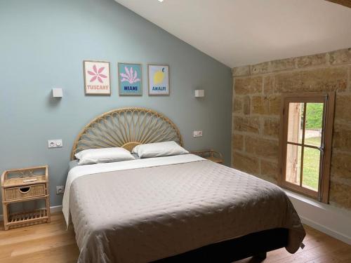 une chambre avec un grand lit et une fenêtre dans l'établissement Demeure de charme proche Saint-Emilion - Piscine et Parc, à Flaujagues
