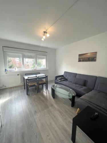 un salon avec un canapé et une table dans l'établissement Appartement COSY, à Neuilly-sur-Seine