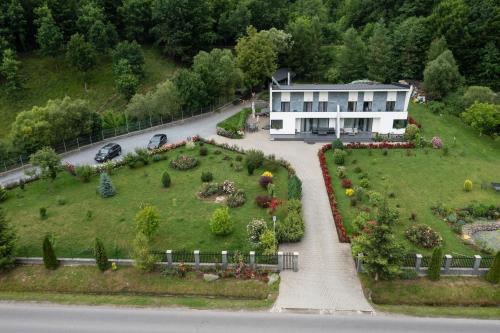 Taman di luar Casa Nagy