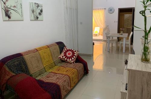 Zona de estar de A lovely ground floor apartment, 15 minutes by car from the airport and 2 minutes walk to the beach.