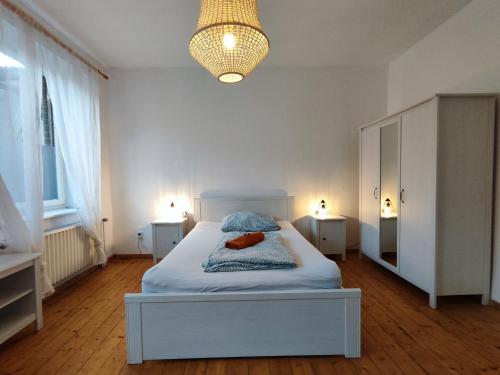 เตียงในห้องที่ Siegburg Apartment