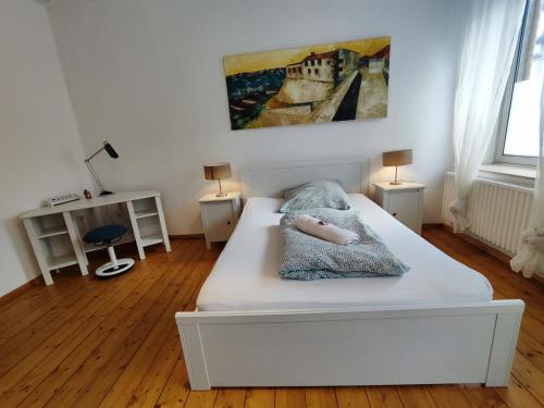 เตียงในห้องที่ Siegburg Apartment