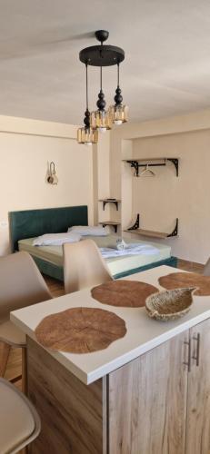 Stergios Suite with Private Jacuzziにあるベッド