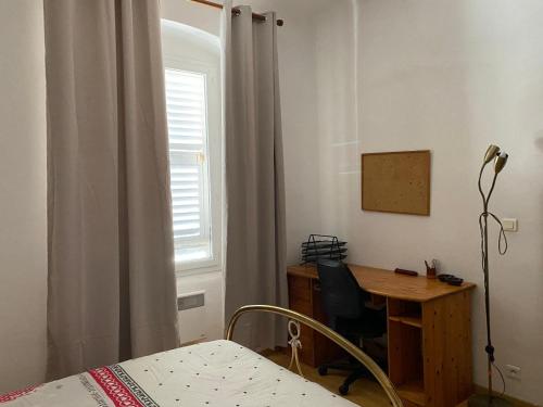 - une chambre avec un bureau, un lit et une fenêtre dans l'établissement nid au 5eme avec ascensseur, à Bastia