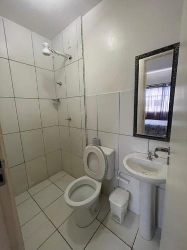 フォルタレザにあるApartamento Familia LLのトイレと洗面台を備えた白いバスルーム