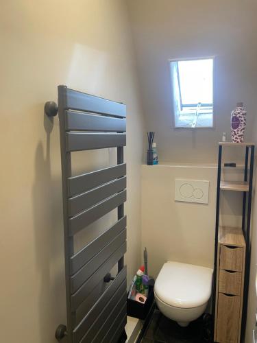 Elle comprend une petite salle de bains pourvue de toilettes et d'une fenêtre. dans l'établissement La casa du 15e, Tour Eiffel view, à Paris