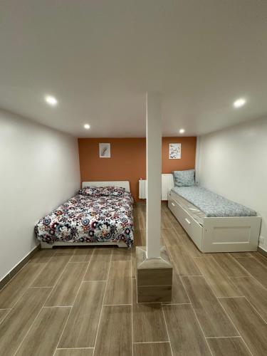 - une chambre avec 2 lits et un poteau dans l'établissement HL Home Paris Ivry, à Ivry-sur-Seine