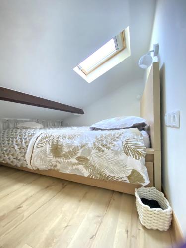 une chambre avec un lit et une fenêtre dans l'établissement The Little Oak - tiny house with bed on mezzanine & terrace - from 1 to 4 p Disney, Paris & CDG, à Pomponne