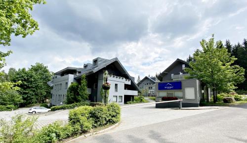 Apartmán Resident A001 - BEZBARIÉROVÝ Apartmán ideální pro rodiny s dětmi, v těsné blízkosti Anenského údolí, bobové dráhy, Ski areálů, Ski školy, FREE PARKING, FREE WIFI, výhled do zahrady s posezením na terase, dětské hřiště v areálu