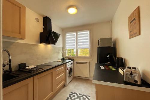a small kitchen with a sink and a stove at Rouen Port de plaisance et MIN - Appart lumineux in Rouen