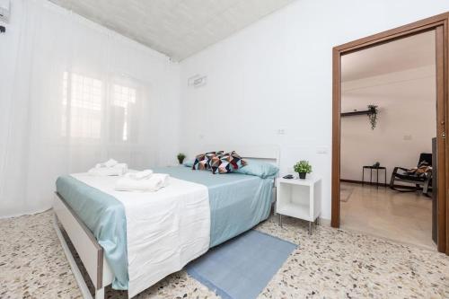 Un pat sau paturi într-o cameră la Trilocale con patio esterno