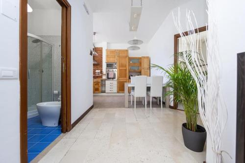 O baie la Trilocale con patio esterno