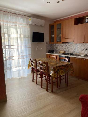 Kuchyň nebo kuchyňský kout v ubytování La casetta nel centro storico di Cefalù