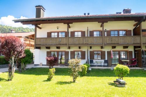 Casa grande con balcón y patio en Ferienwohnung Lübbers, en Reit im Winkl