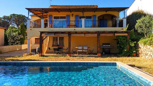 une maison avec une piscine devant une maison dans l'établissement Villa avec piscine privée - vue sur vignoble, à 8 min de la plage, à Fréjus