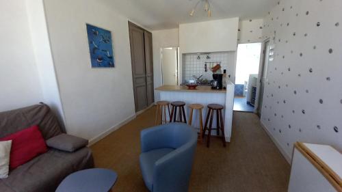 un salon avec un canapé et une cuisine dans l'établissement deauville morny plein centre, à Deauville