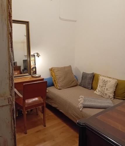 un salon avec un canapé et un miroir dans l'établissement T3 Au cœur de Marseille, à Marseille