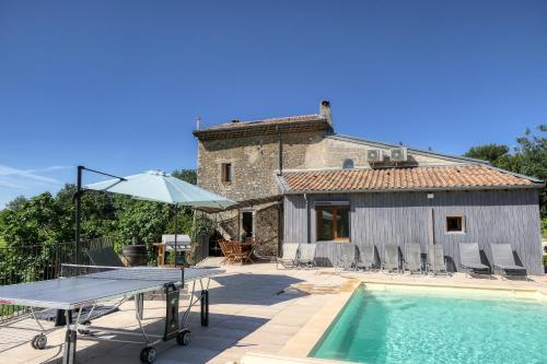 une villa avec piscine et une table avec dans l'établissement L'ô de vigne, Eden in Provence, à Nyons