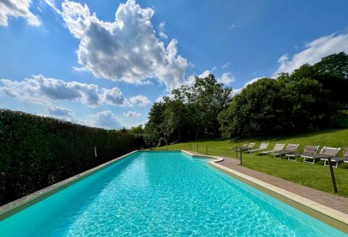 Bazén v ubytovaní Le Serre Suites & Apartments alebo v jeho blízkosti