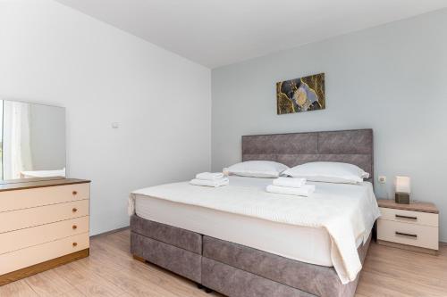 Postel nebo postele na pokoji v ubytování Apartments Gisela