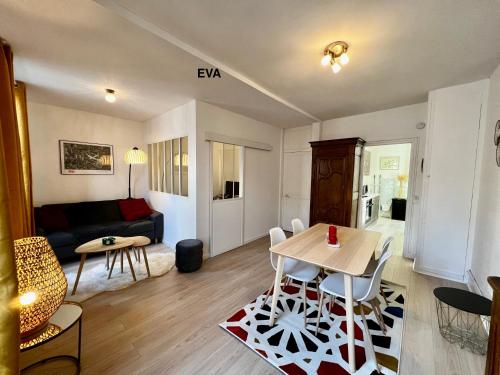 un salon avec une table et un canapé dans l'établissement EVA Bayeux, à Bayeux