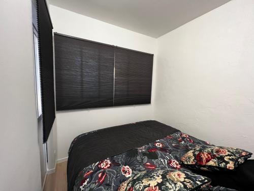 une chambre avec un lit et une fenêtre dans l'établissement EVA Bayeux, à Bayeux