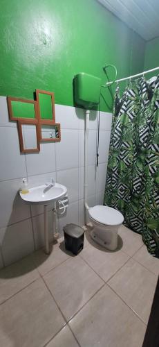a bathroom with a toilet and a sink at Espaço Sairé - 8 minutos da Praia in Alter do Chao
