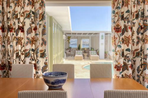 Uma área de estar em Dorion Hotel