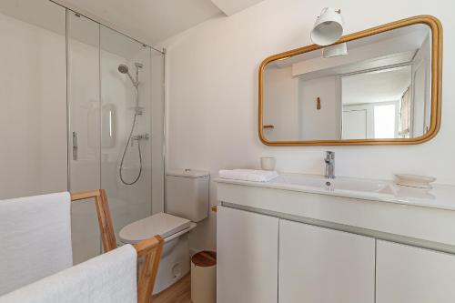 ein weißes Badezimmer mit Waschbecken und Spiegel in der Unterkunft Villa Mau Maria incl Parking by Home Sweet Home Aveiro in Aveiro