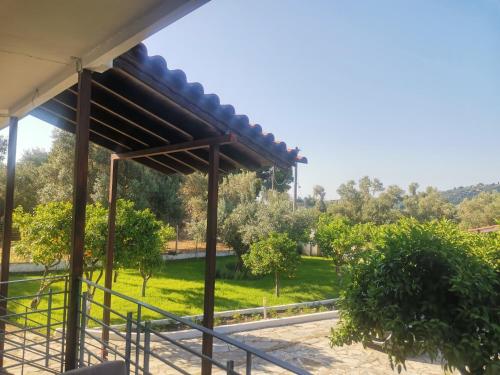 Κήπος έξω από το Villa Alex