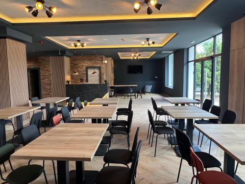 Reštaurácia alebo iné gastronomické zariadenie v ubytovaní Sremsky inn