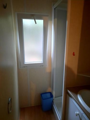 une salle de bains avec fenêtre, lavabo et douche dans l'établissement Mobil Home Confort G 07, à Saint-Georges-de-Didonne