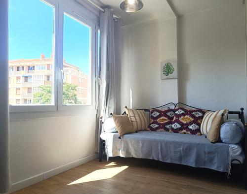 une chambre avec un lit et une grande fenêtre dans l'établissement T3 PLAGES - Parking - Clim, à Toulon