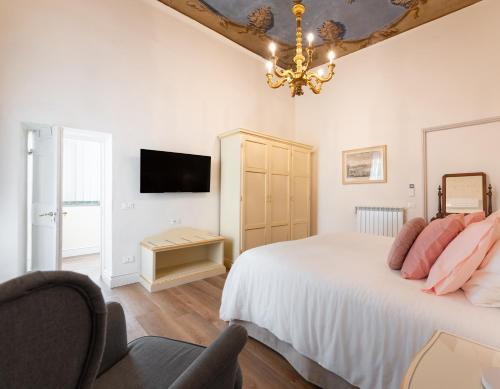 TV a/nebo společenská místnost v ubytování Palazzo D'Ambra Residenza d'Epoca