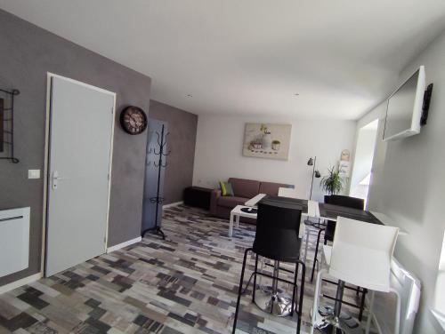 un salon avec une table et des chaises blanches dans l'établissement franck, à Marcorignan