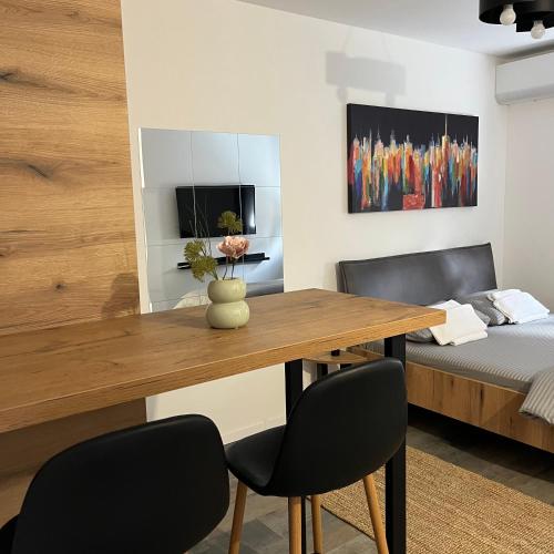 SurčinにあるBeoAir apartmentsの木製のテーブルと椅子のあるダイニングルーム