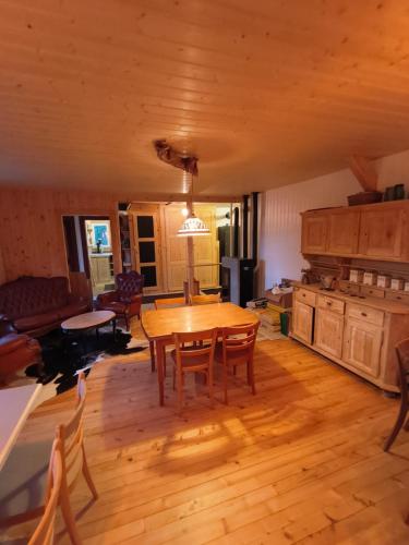 una cucina e una sala da pranzo con tavolo e sedie di Ô Bercail Gîte de basse montagne 7' de vercorin a Chalais