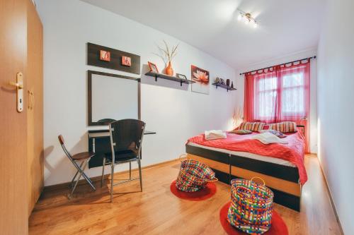 1 dormitorio con cama, escritorio y silla en Apartamenty Sun & Snow Rezydencja Parkowa en Szklarska Poręba