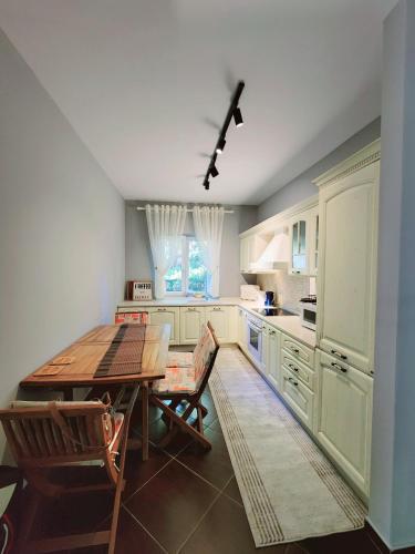 Dapur atau dapur kecil di PineTrees Gem Villa Golem