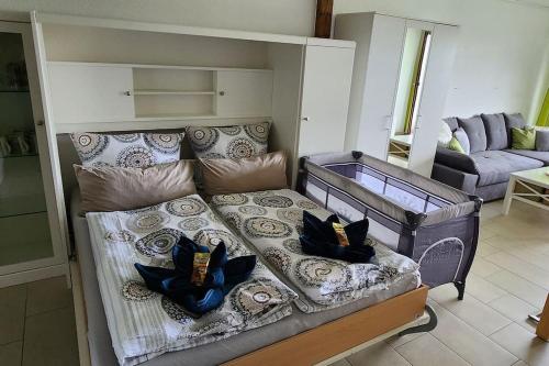 Una cama con dos almohadas encima en una habitación. en Ferienwohnung Wera -am Bikepark-Sauna, en Winterberg