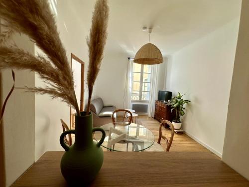- un salon avec un vase sur une table dans l'établissement Appartement au cœur de l'Ecusson, à Nîmes