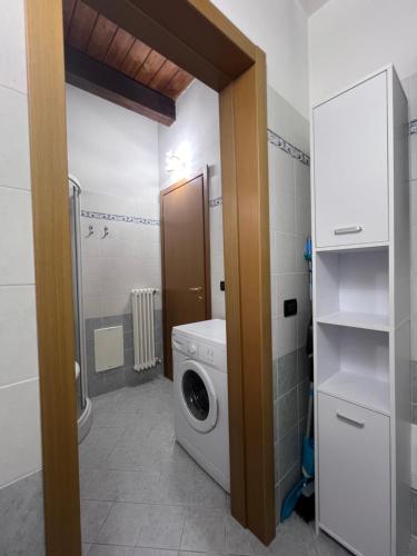 a bathroom with a washer and dryer in a room at Museo SAN DOMENICO - Appartamento a 2 minuti a piedi in Forlì