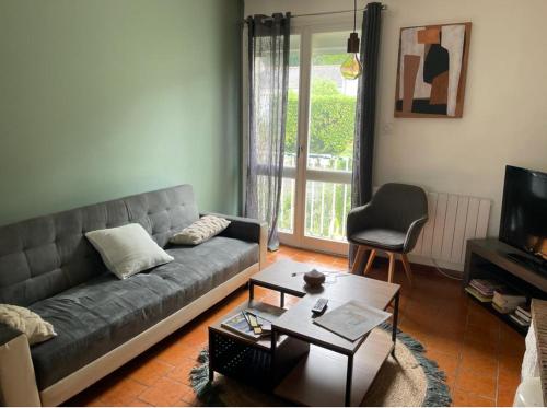 un salon avec un canapé et une table dans l'établissement St Hilaire St Florent, à Saumur