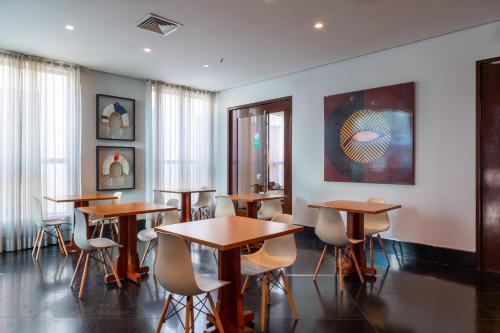 a group of tables and chairs in a room at Mercure Manaus in Manaus