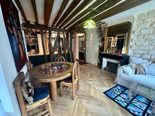 un salon avec une table et un canapé dans l'établissement Appartement cosy, à Paris